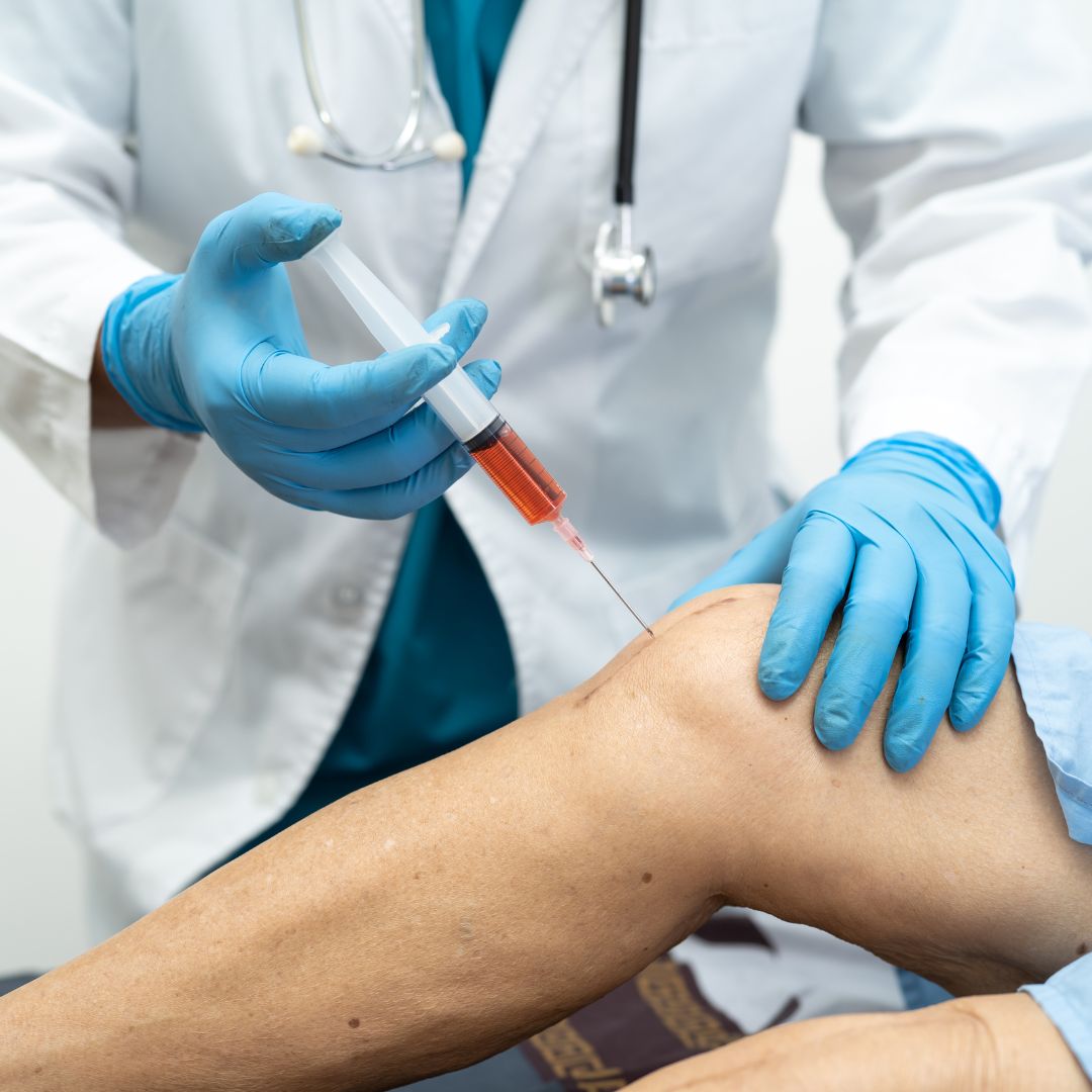 Infiltração com corticóide aplicada no joelho em consultório médico