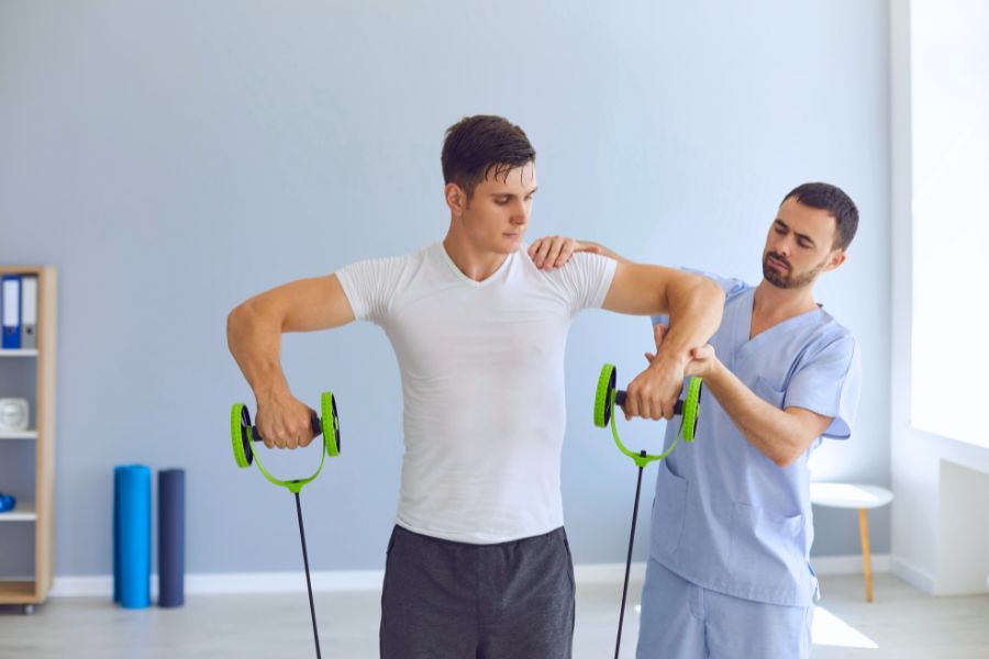 imagem destacada - médico do esporte durante avaliação física de um paciente