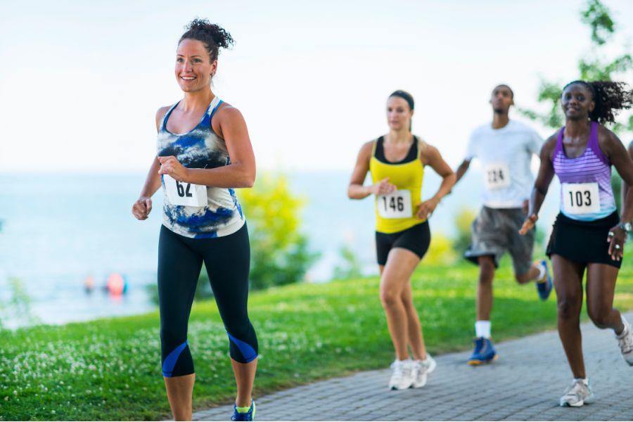 mulheres correndo maratona que podem se beneficiar da consulta com um médico do esporte