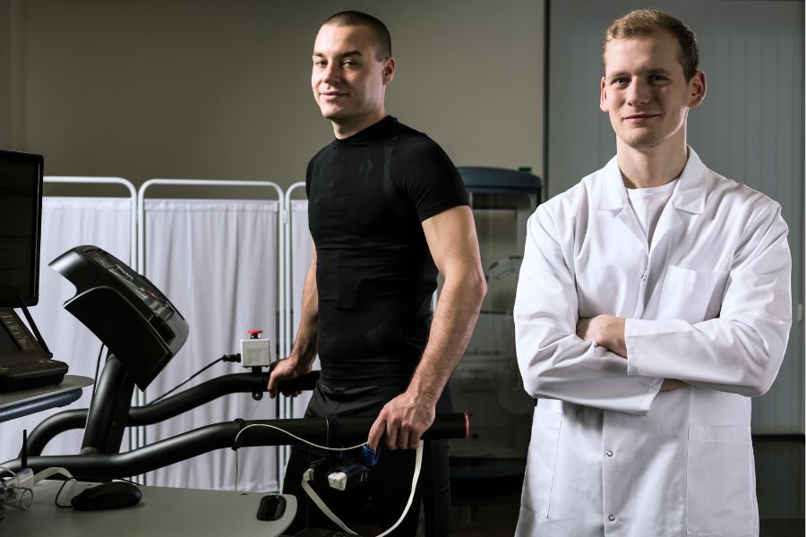 paciente fazendo avaliação com médico do esporte
